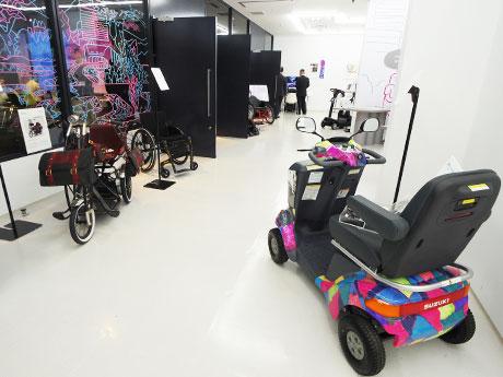 電動車いすや義手などさまざまなプロダクトを展示するメイン会場