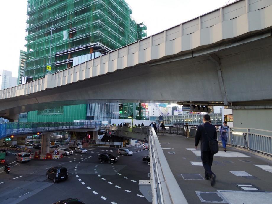 11月10日0時で閉鎖される渋谷東口歩道橋の対角線部分（右側）。奥は建設工事が進む渋谷駅街区東棟