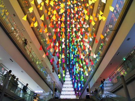 鷹さ7メートルのメインツリーと約1500本のツリーで装飾する吹き抜け大階段