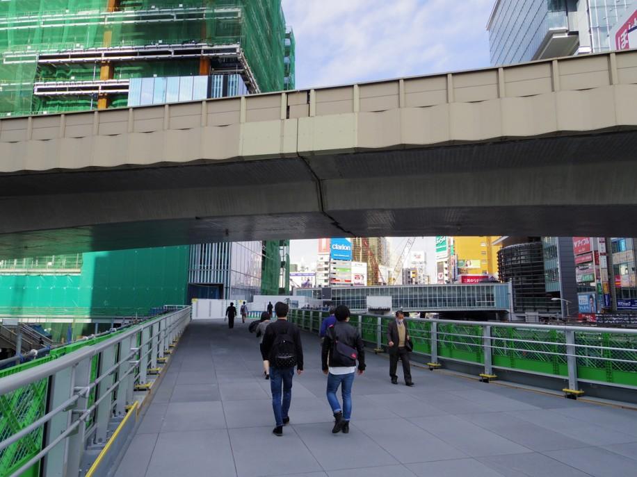 10日未明に供用が始まった渋谷駅東口歩道橋の新規架設部分（左手奥は工事が進む渋谷駅街区東棟）