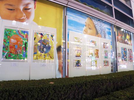 セコム本社のショーウインドーに展示している絵画