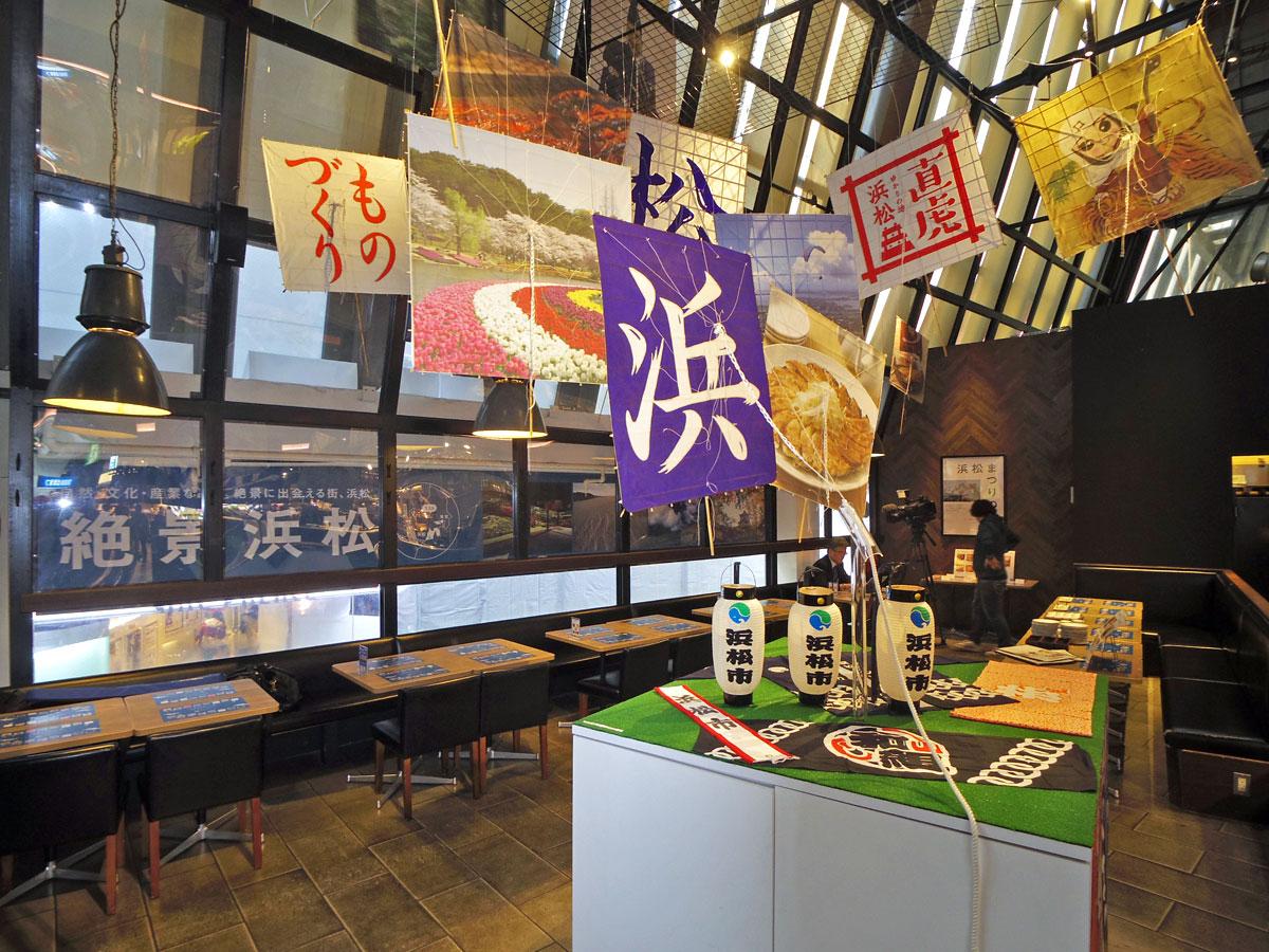 たこ揚げをしているような写真が撮れるフォトスポットを用意する店内