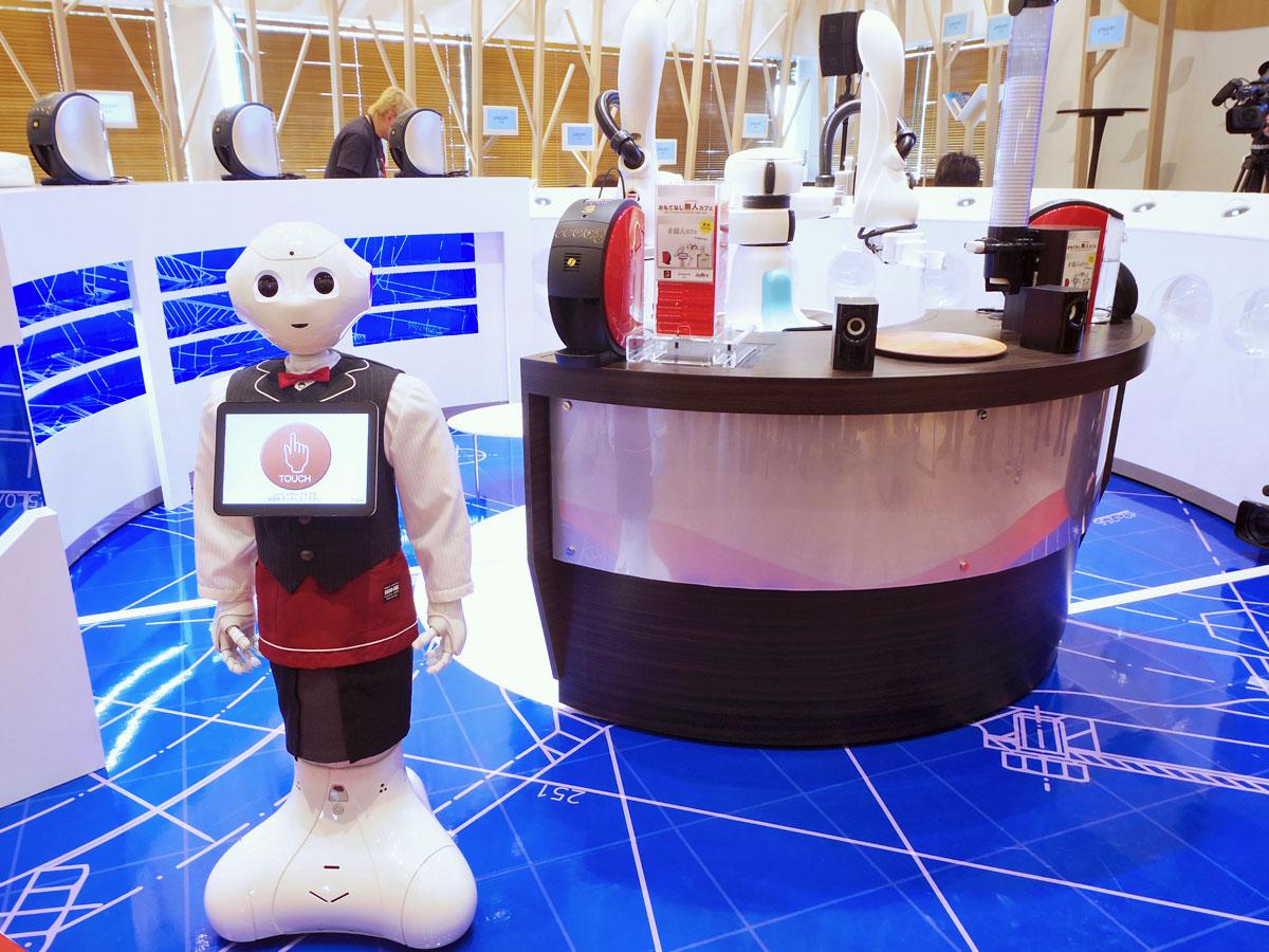 バリスタ風の衣装をまとったPepperが出迎える