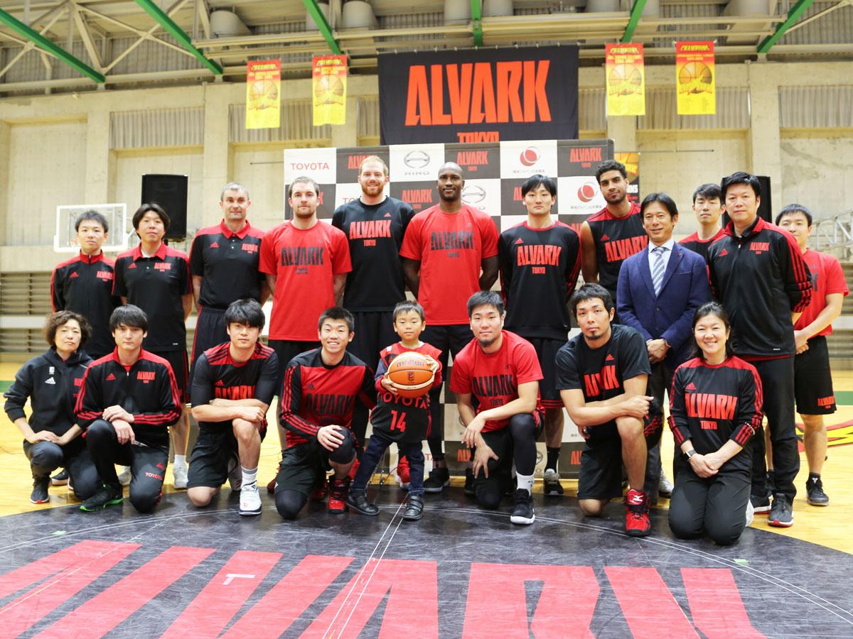 7歳の人形櫂世君（前列中央右）が入団したアルバルク東京&copy;ALVARK TOKYO