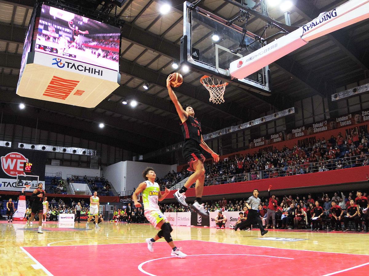 ダンク3本を決めた馬場雄大選手（写真中央）