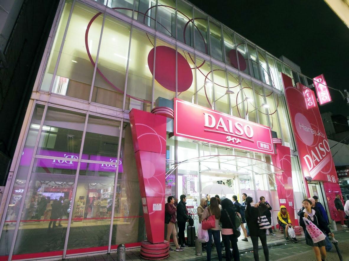 「ダイソー原宿店」の外観。写真左手路面に「ビックカメラセレクト原宿店」のエントランスを設ける