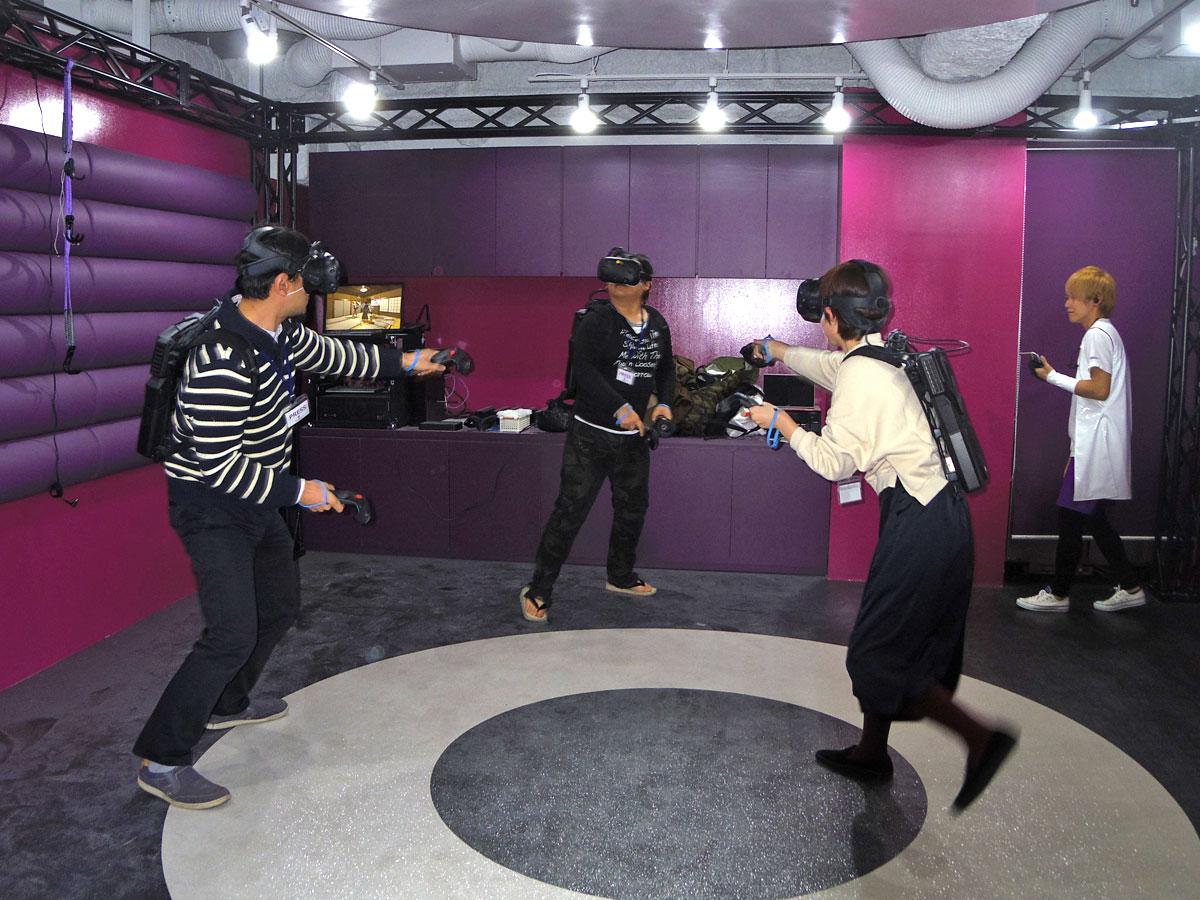 バックパックPCを背負って複数人が動き回りながらプレーするVRゲームを用意する（写真はプレーイメージ）