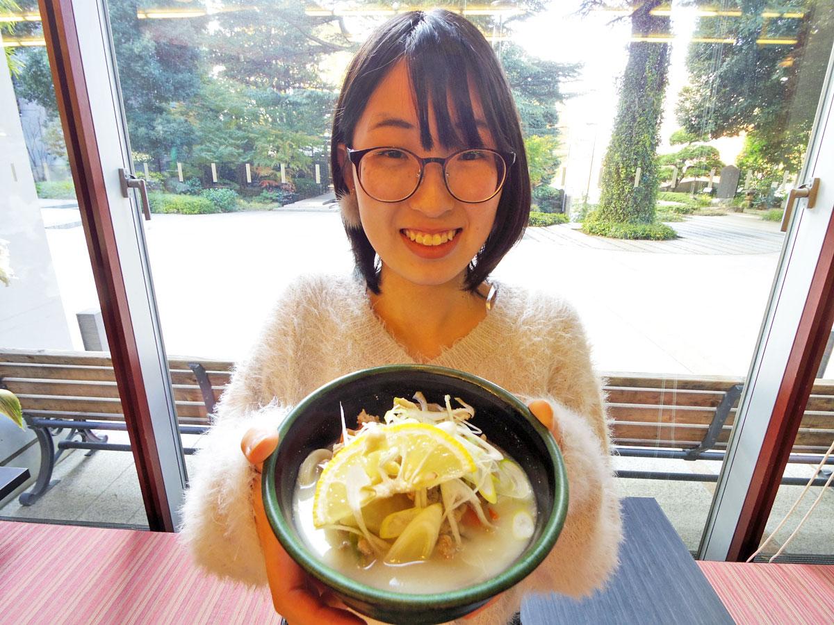 「食べ応えがあり温まる」と考案したうどんをアピールする国学院大の石原礼菜さん