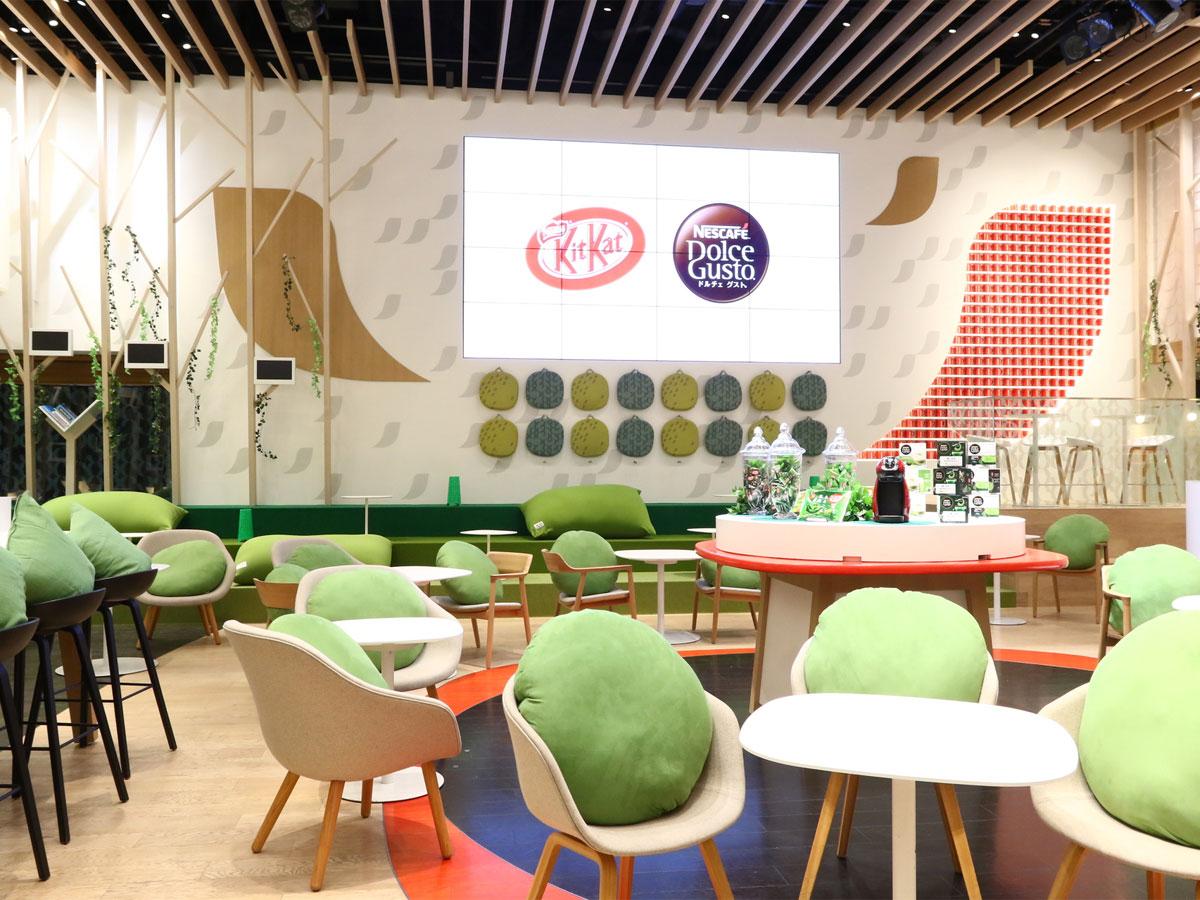 緑色のクッションや抹茶の香りがするクッションなどを置く店内