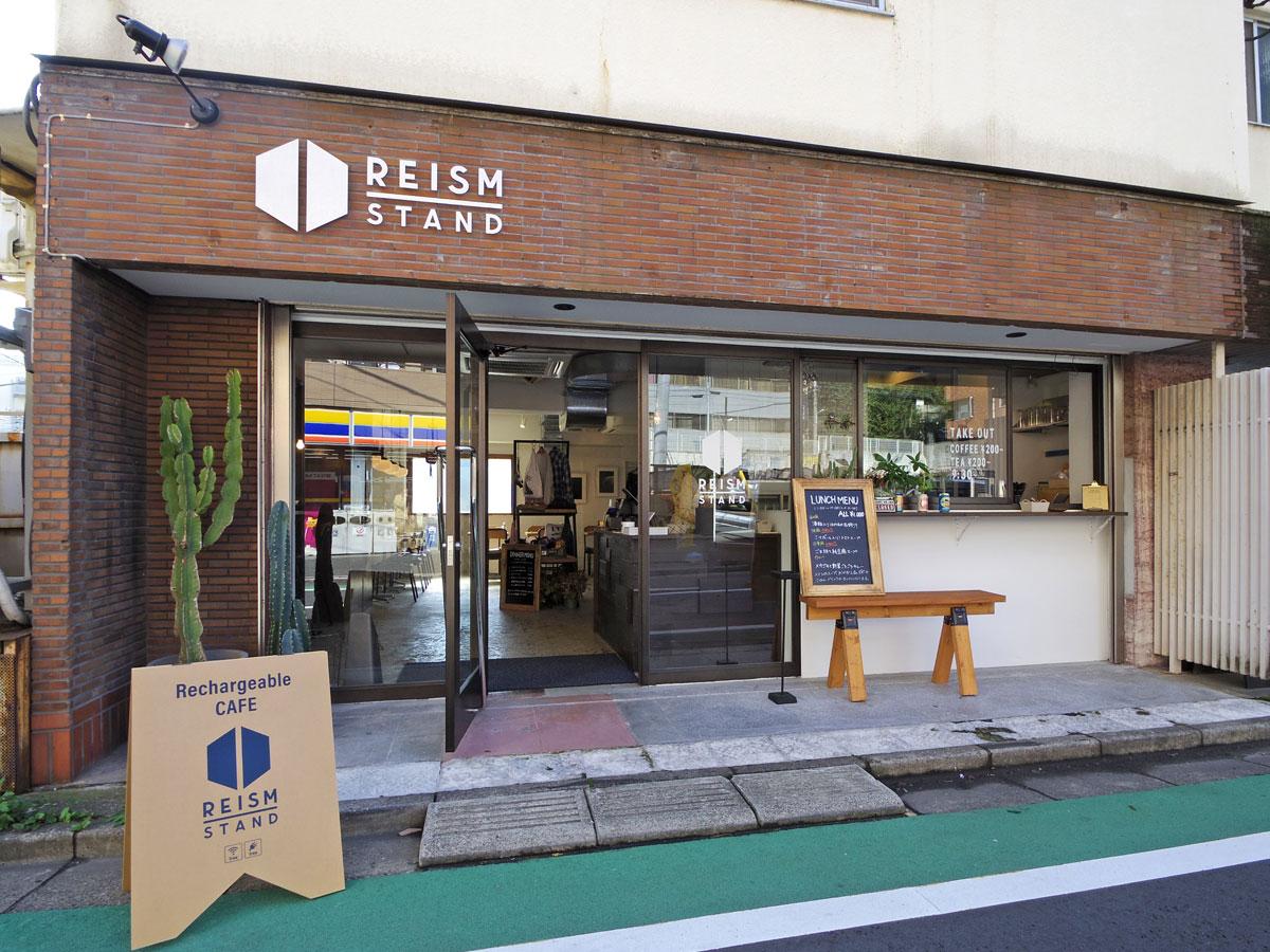 店舗概観。店頭ではドリンクのテークアウト営業を行っている