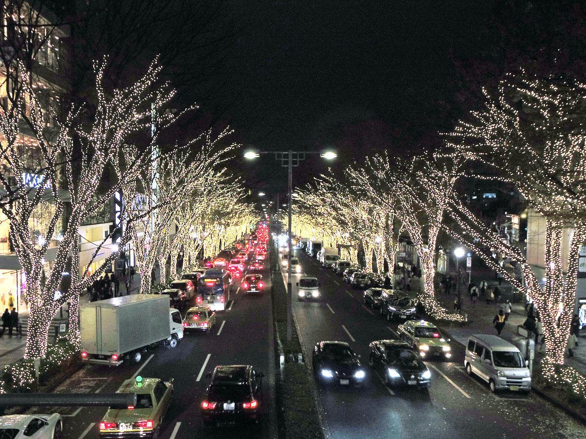 7年ぶりに全域となる1.1キロにイルミネーションが点灯した表参道