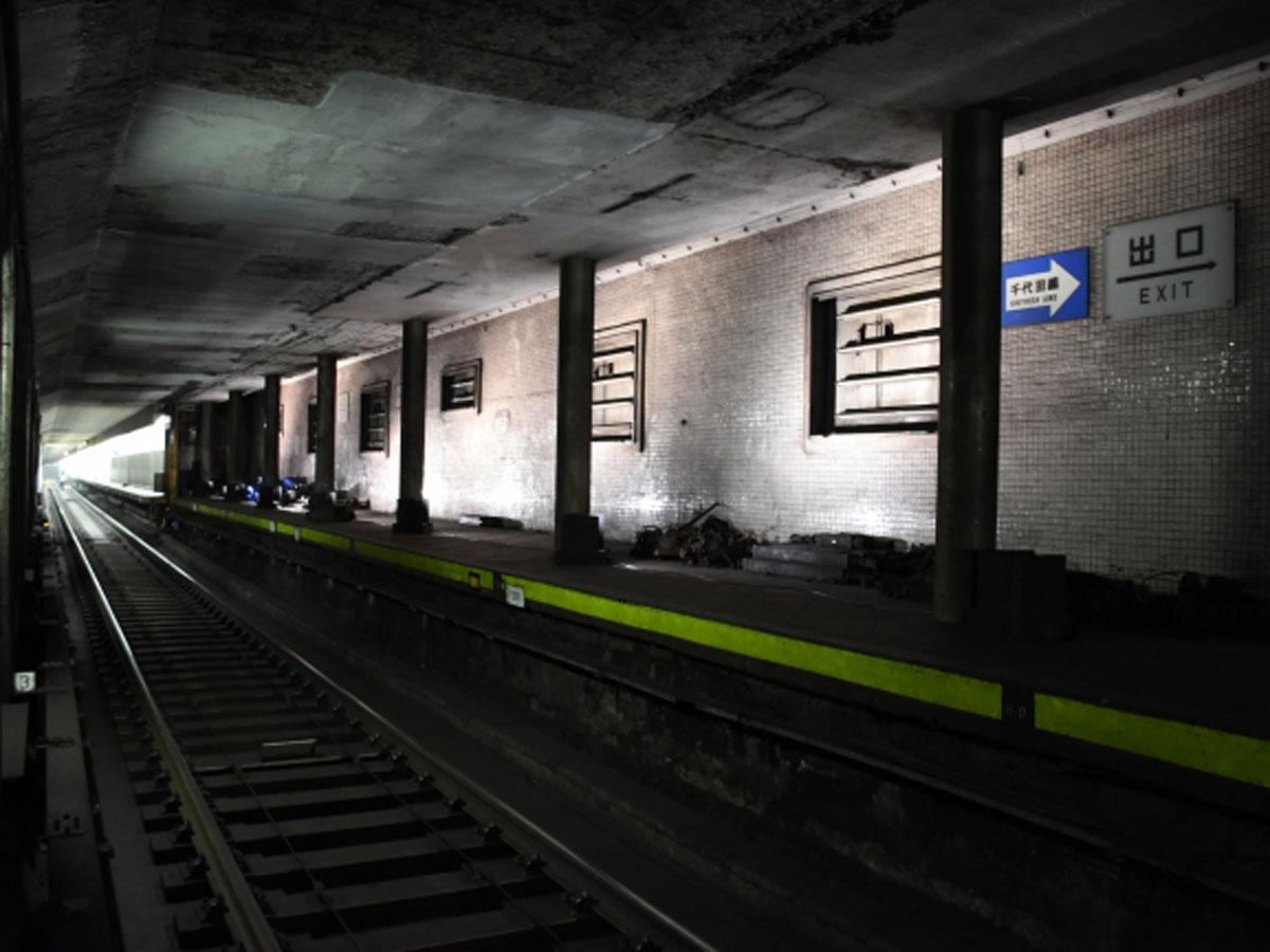 約30メートルにわたりライトアップしている旧表参道駅ホーム