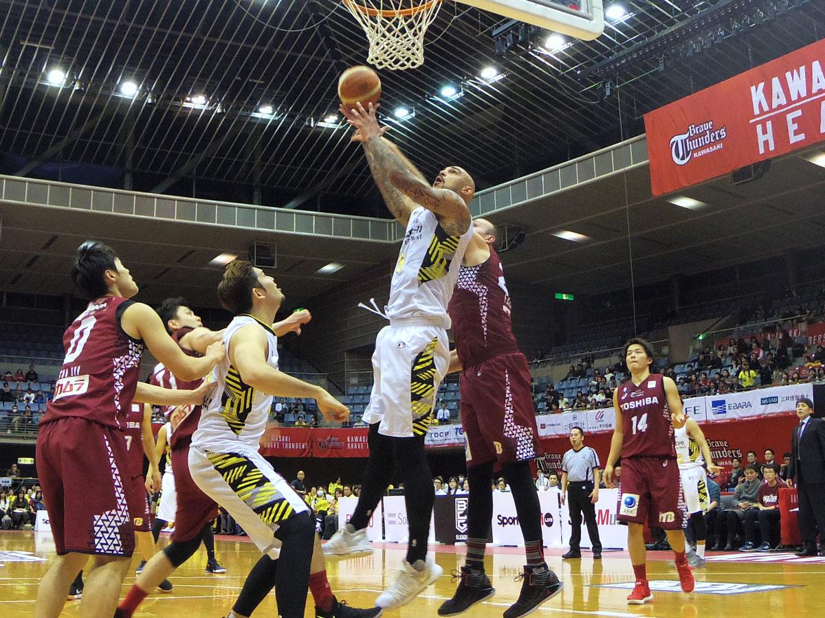 20得点11リバウンドの活躍を見せたロバート・サクレ選手（中央）