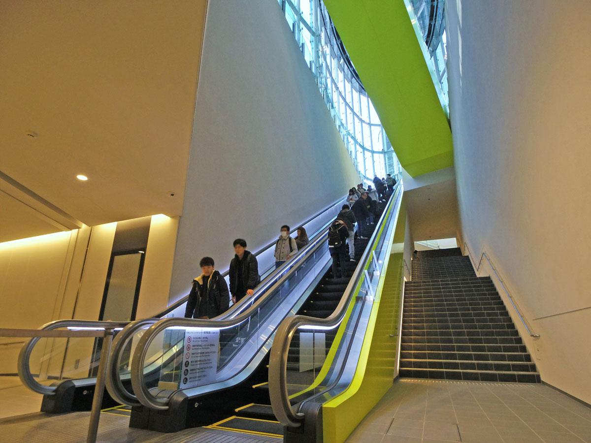 地下2階〜地上1階をエスカレーターなどでつなぐ「アーバン・コア」内