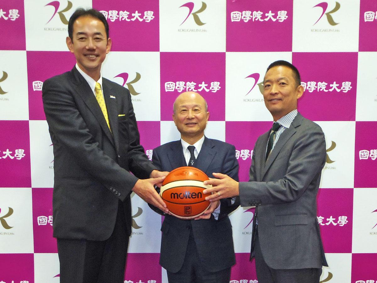 （左から）日立サンロッカーズの岡博章社長、国学院大学坂口吉一理事長、長谷部健渋谷区長