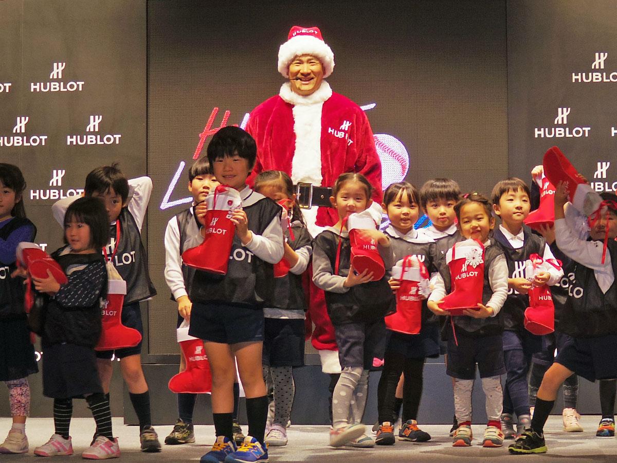 サンタクロース姿で子どもたちにプレゼントを渡した田中将大選手（中央奥）