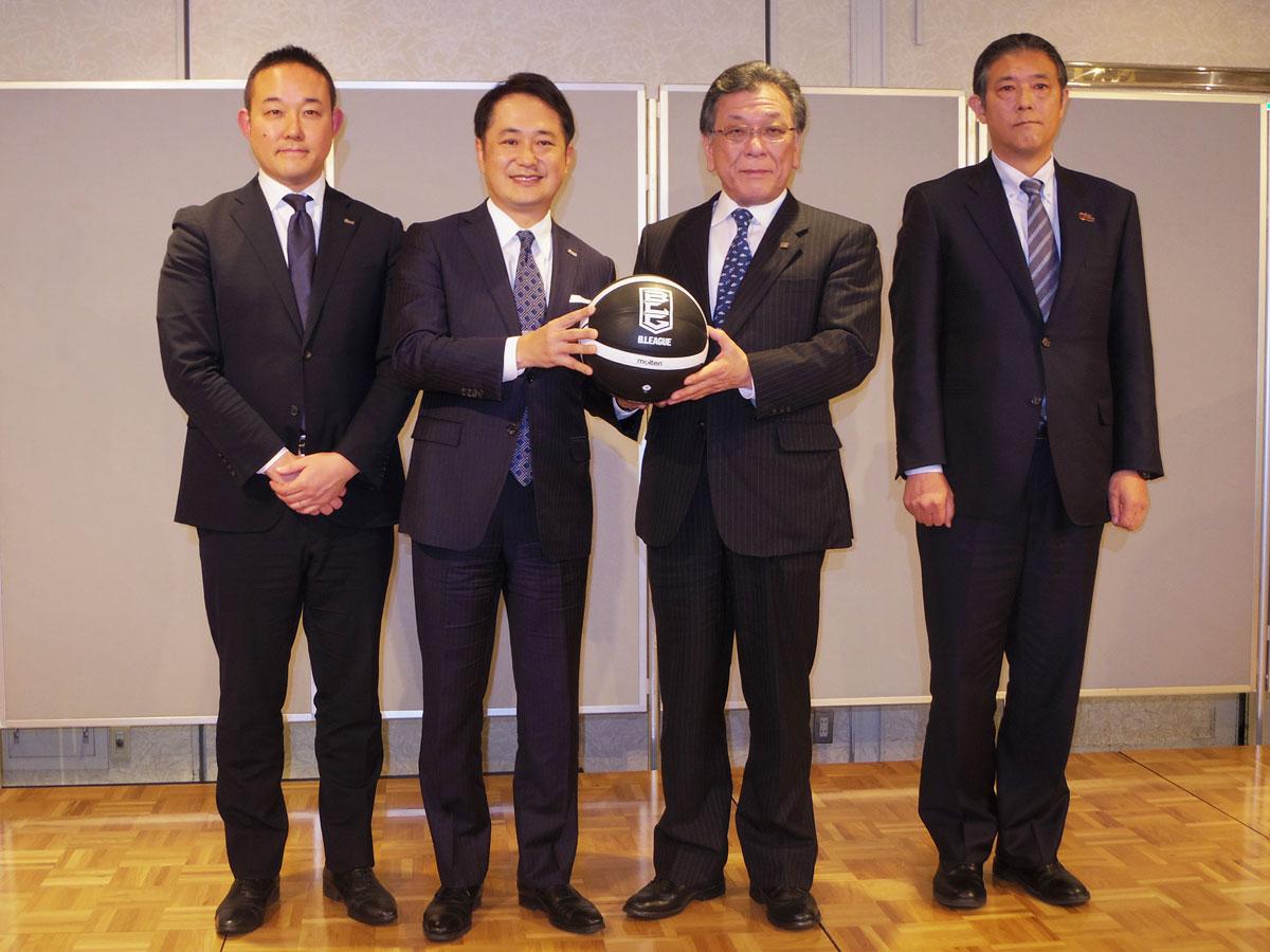 元沢伸夫DeNAバスケットボール社長（左端）、岡村信悟ディー・エヌ・エー執行役員スポーツ事業本部長（左から2人目）、豊原正恭東芝執行役上席常務（右から2人目）