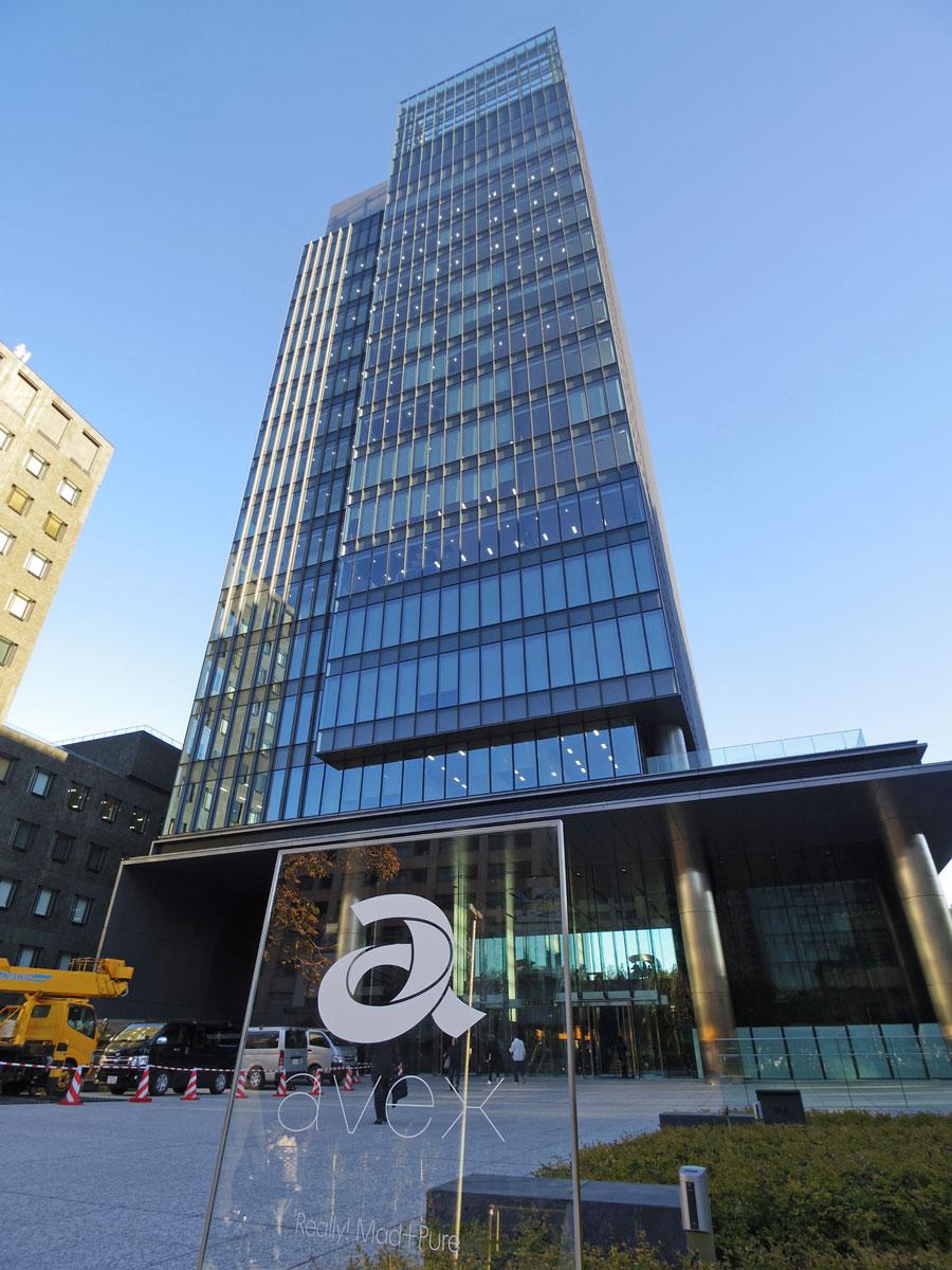 高さ100メートルを超すエイベックスビル