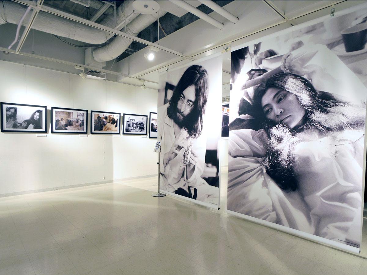 1969年に撮影された写真が並ぶ場内