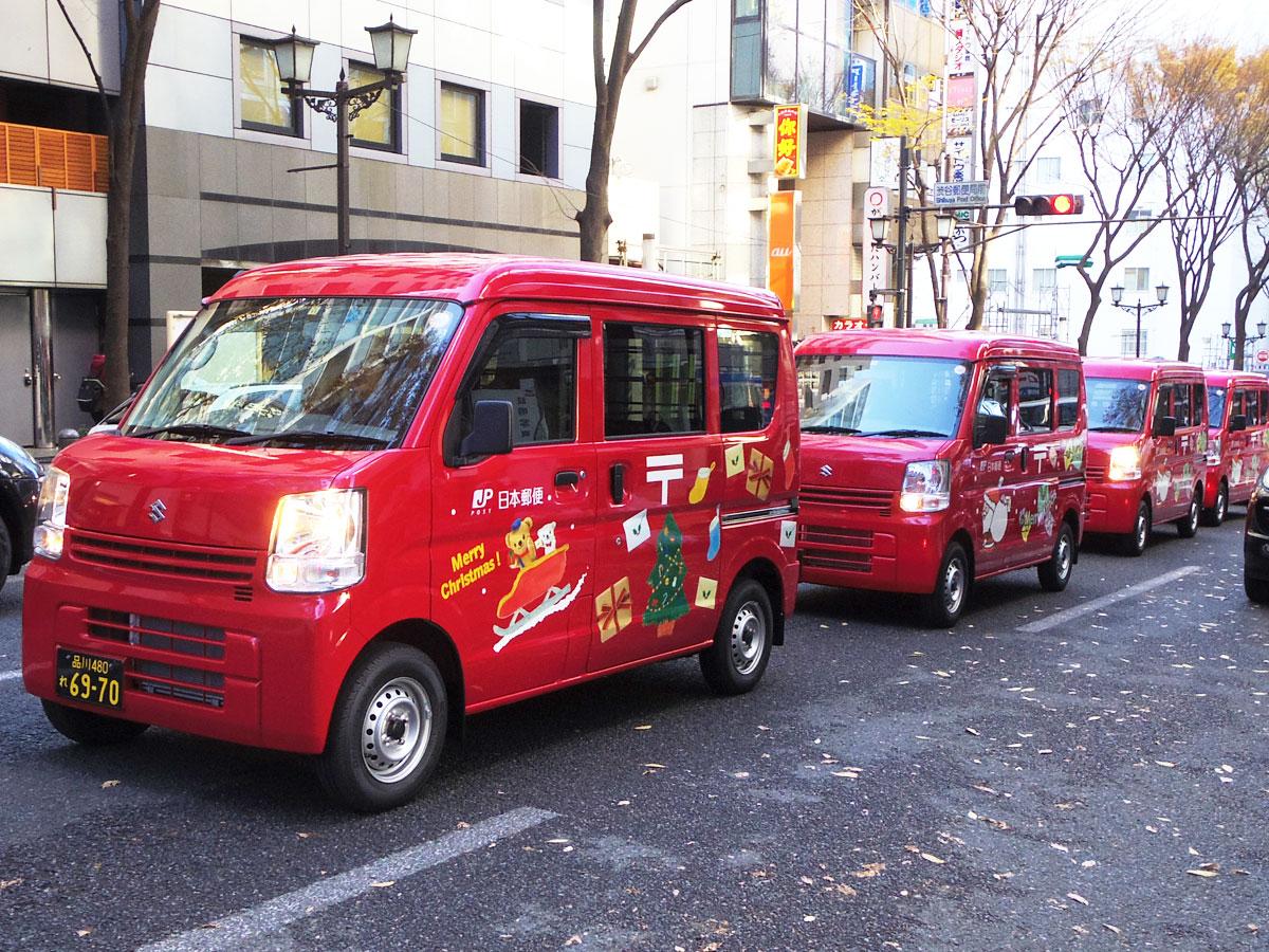 渋谷の街中を走るクリスマス仕様の郵便車