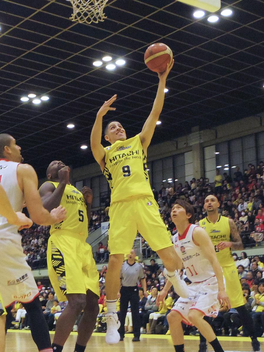 21得点を挙げたベンドラメ礼生選手（写真中央）