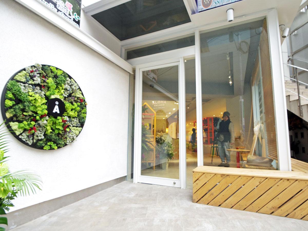 明治通りから1本入った路地に出店する店舗外観