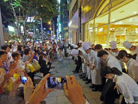 閉店日に多くの常連客らが集まった「青山アンデルセン」