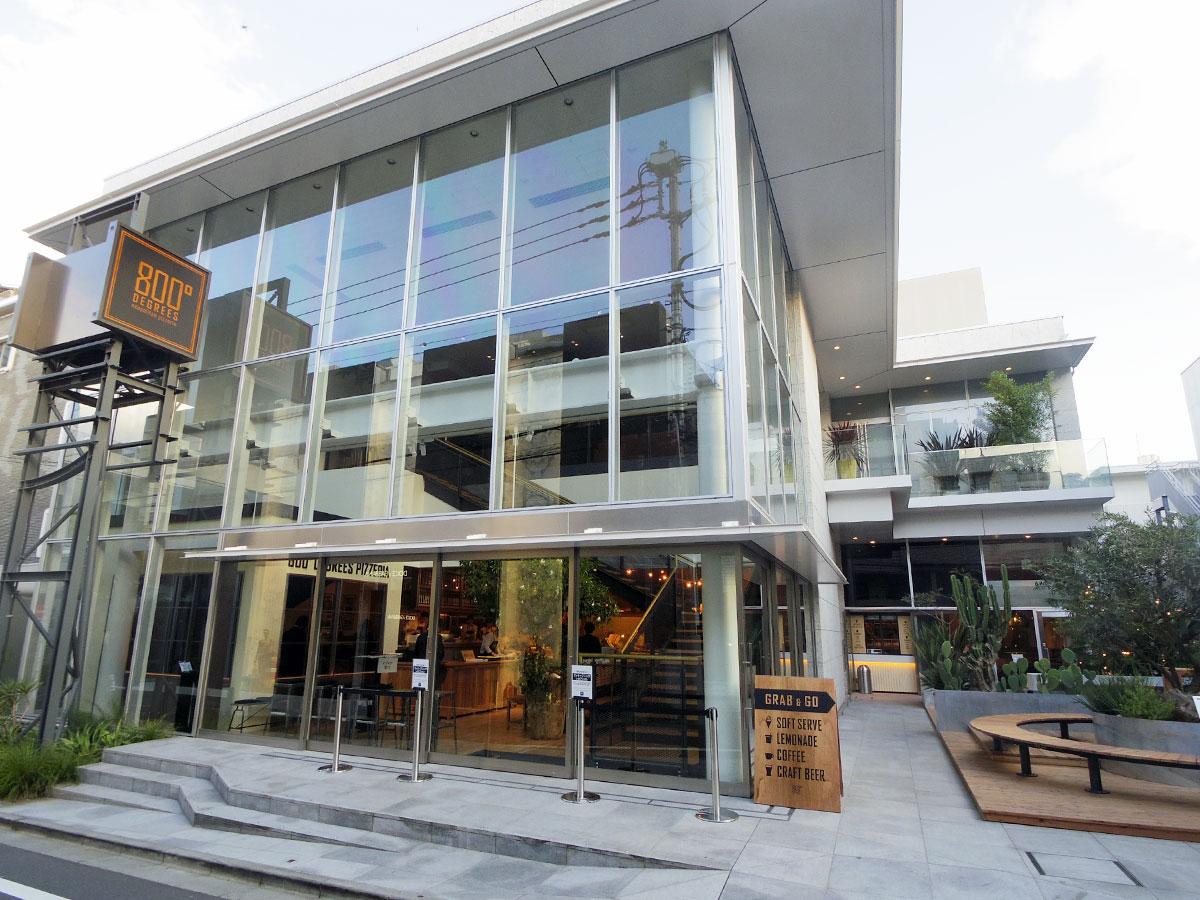 テラスも用意する店舗外観