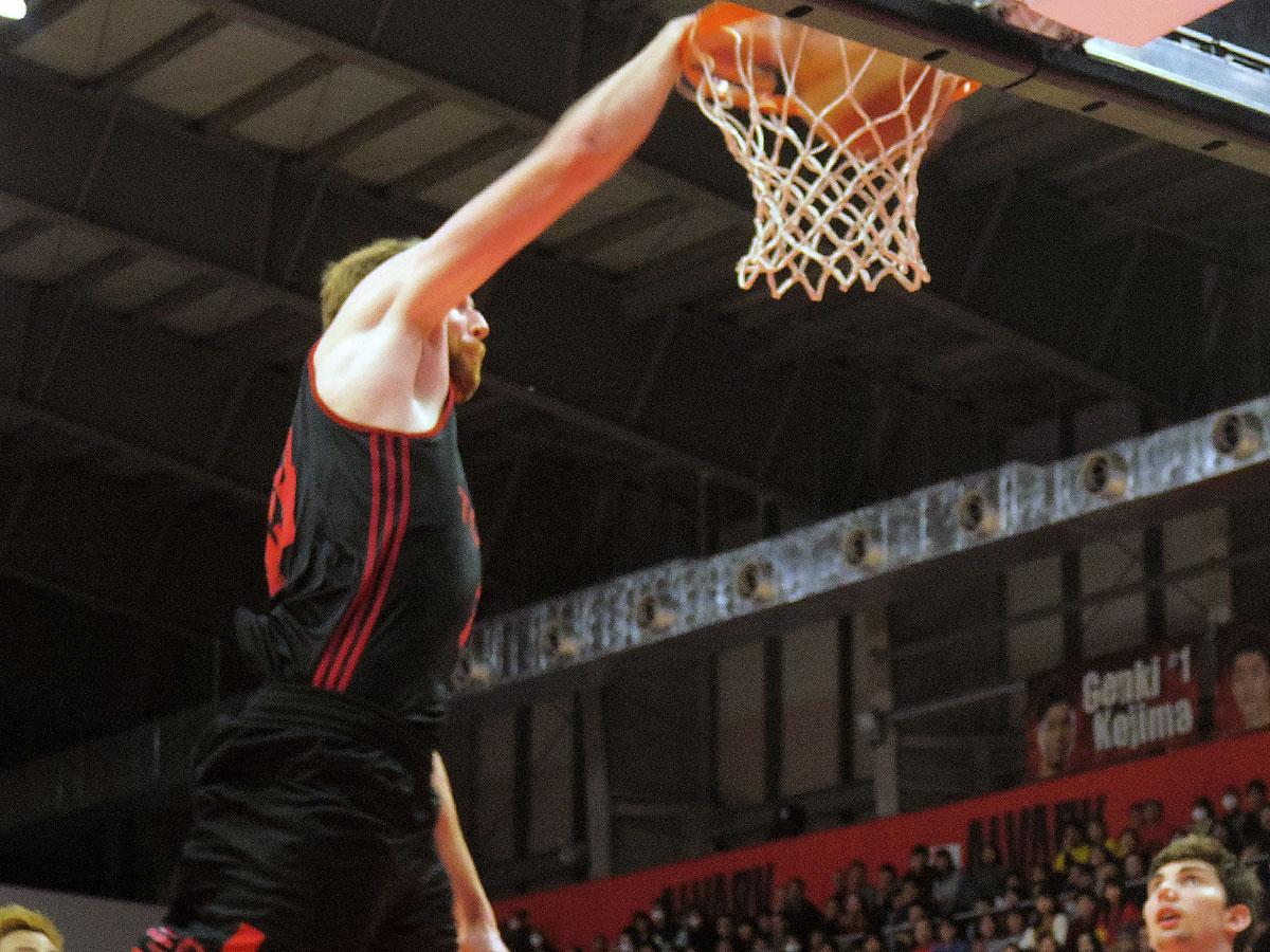 ダンク5本など１6得点、リバウンド11本と活躍したアレックス・カーク選手