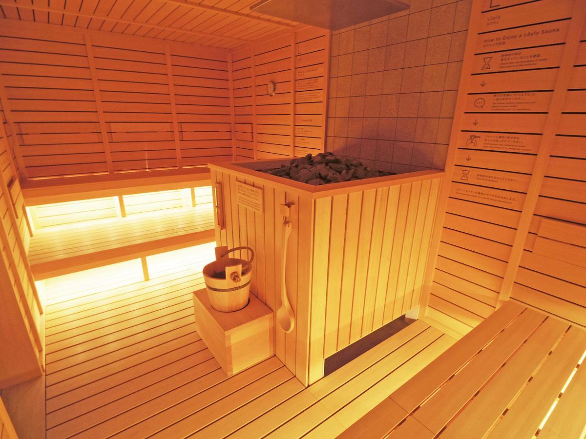 中央のサウナストーンに客自身が水をかけて「ロウリュ」が体験できるサウナ