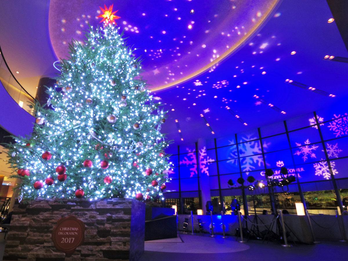 メインロビーではツリーの装飾と雪の結晶を映し出す演出を行っている
