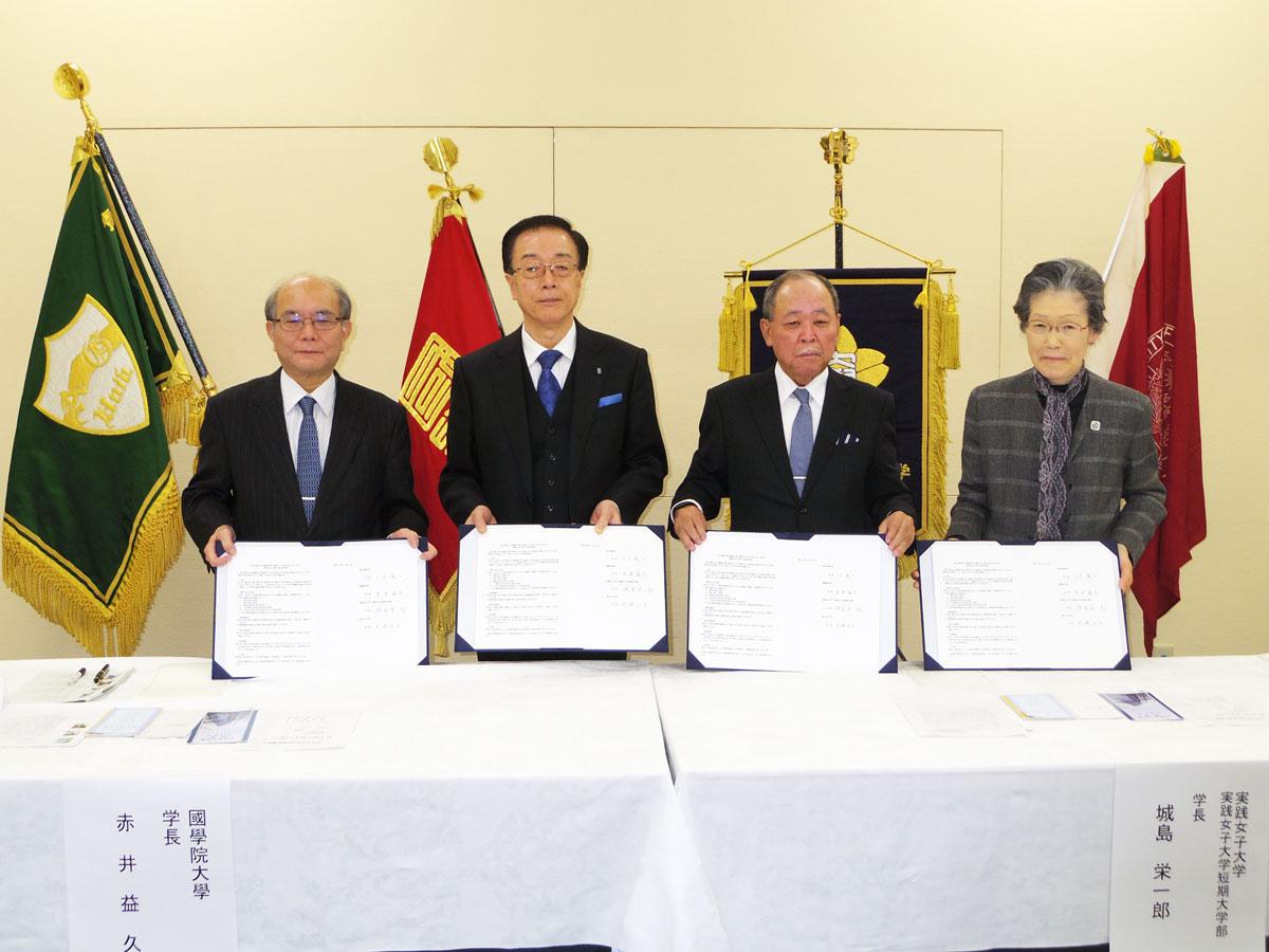 （左から）青学大三木義一学長、国学院大赤井益久学長、実践女子大・短大城島栄一郎学長、聖心女子大岡崎淑子学長