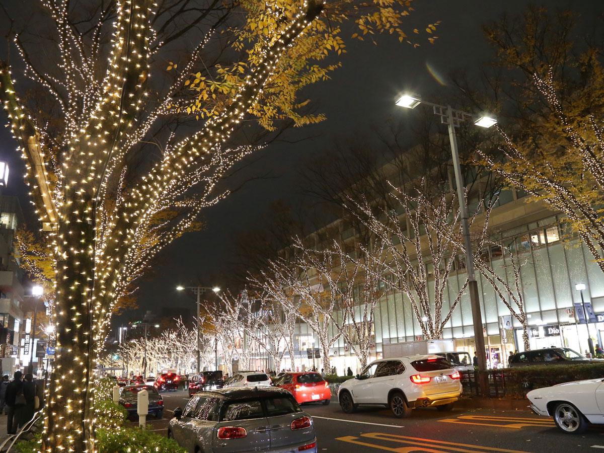 来街者が増える週末やXマスに合わせて駐車帯を歩行者に開放する