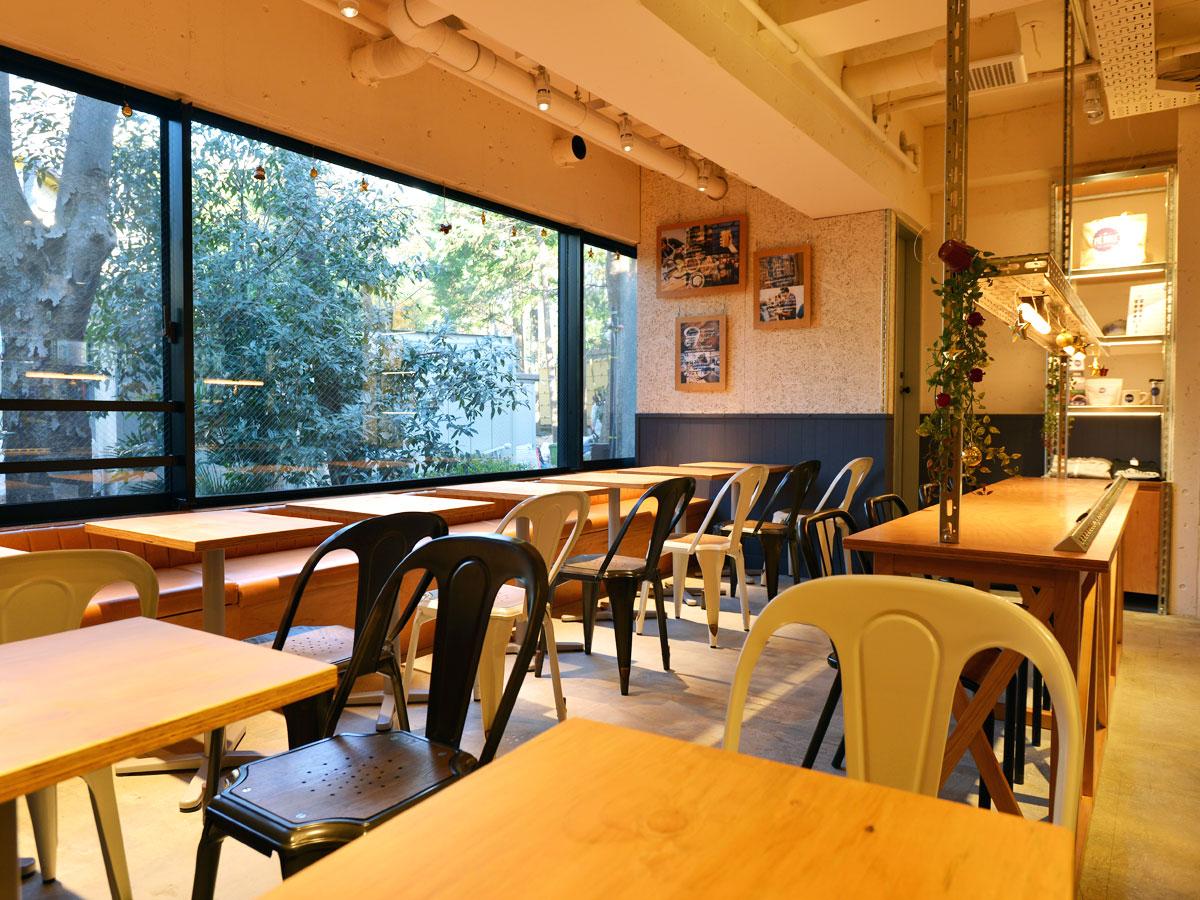 本国と同じテーブルや椅子を配置する店内