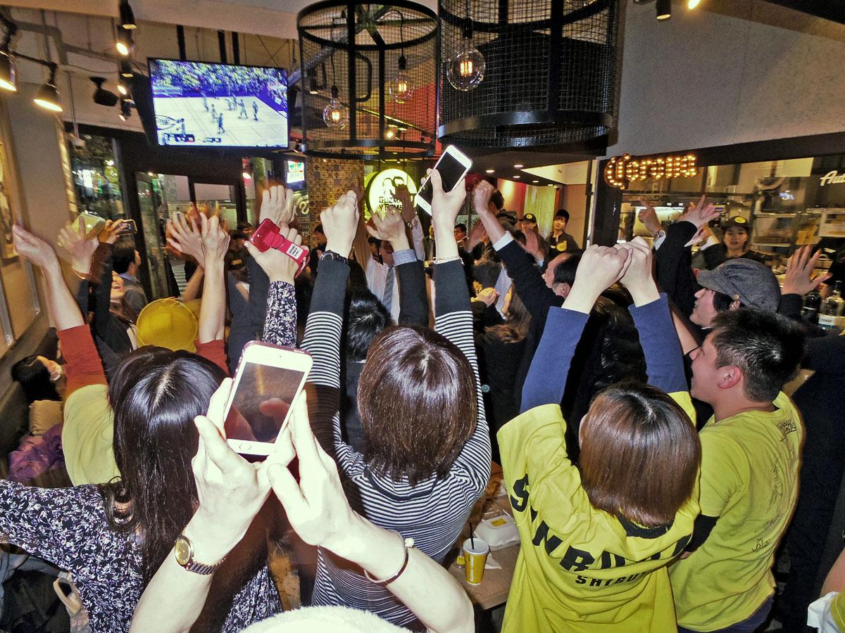 接戦をものにし歓喜に沸いた店内