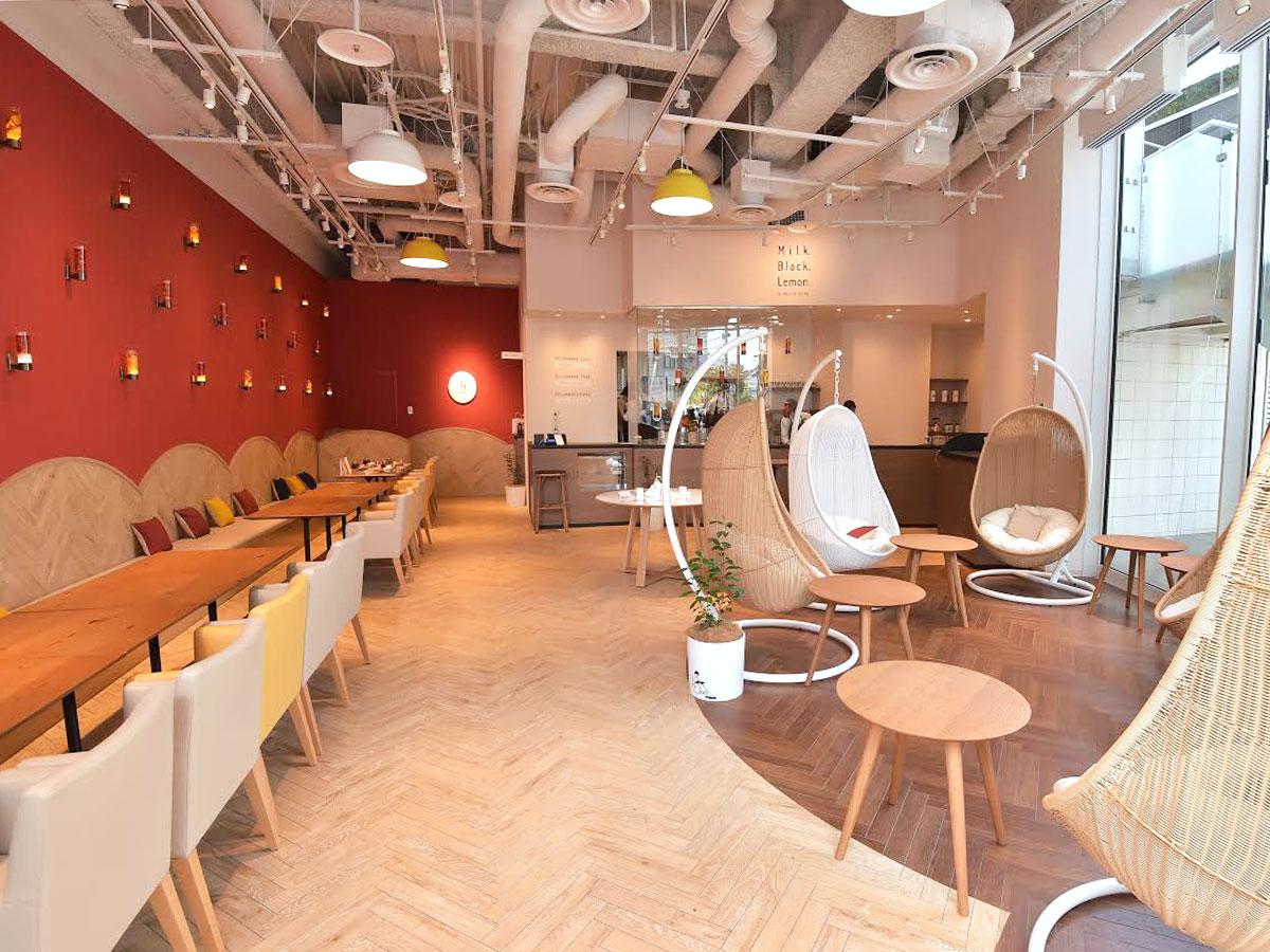 赤・白・黄を中心に紅茶の要素を随所に取り入れた店内