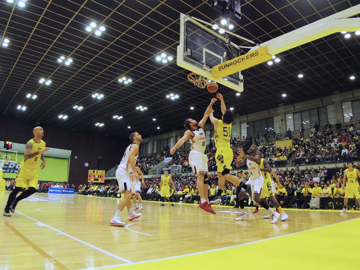 熱い攻防を繰り広げたサンロッカーズ渋谷（黄色のユニホーム）とアルアール東京（白色のユニホーム）