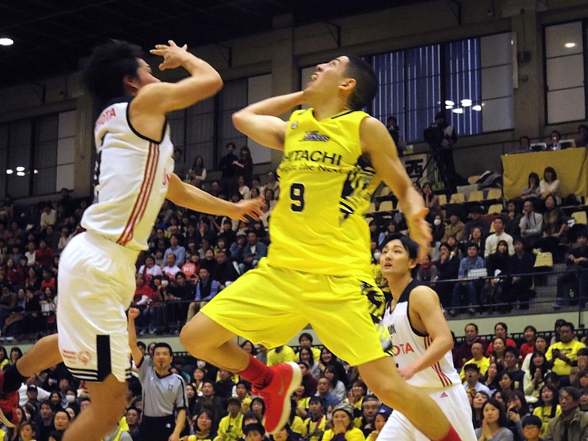 ドライブを仕掛けファウルをもらい勝利を引き寄せたベンドラメ選手（写真中央）