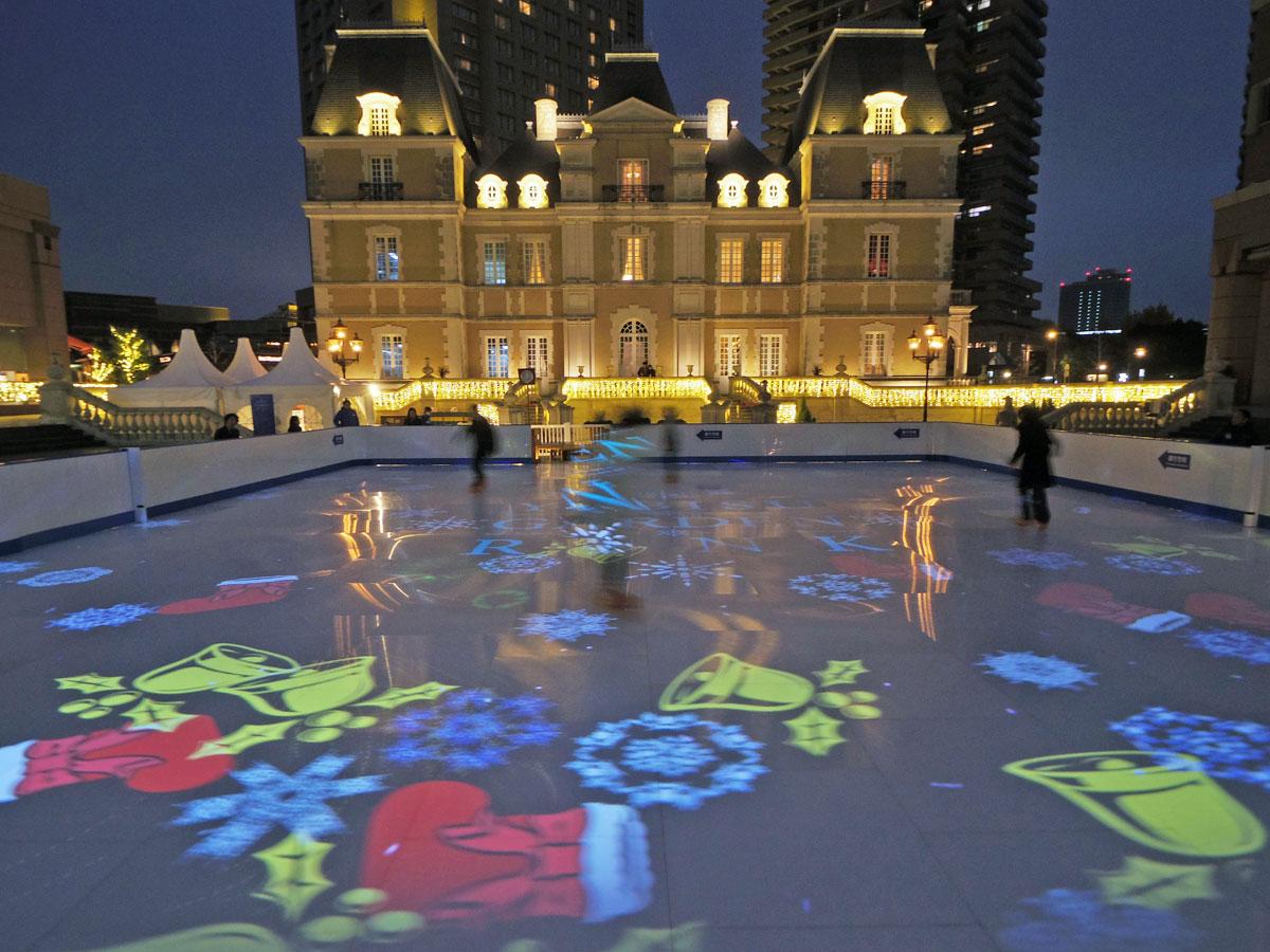 夕方以降はリンクに映像を投影している