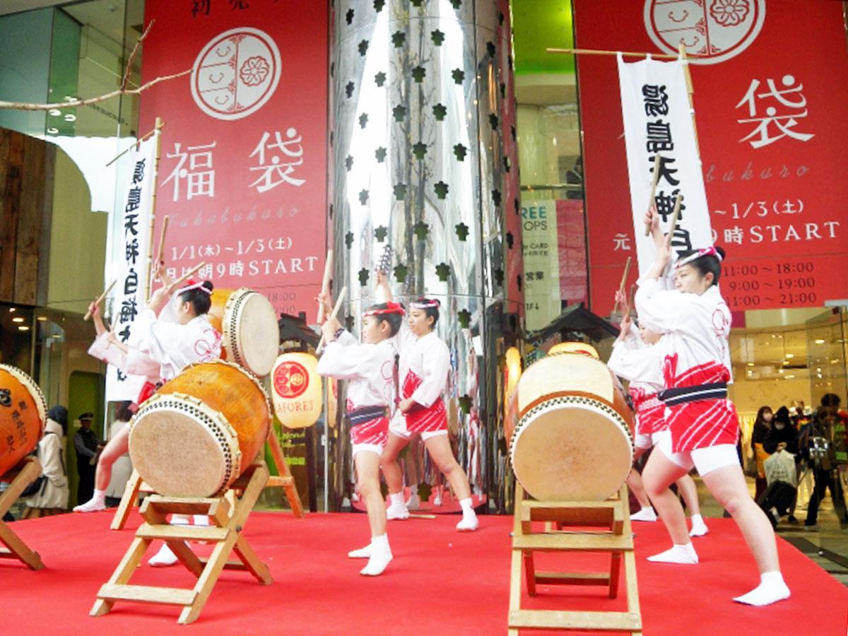 1月1日・2日には店頭で湯島天神白梅太鼓の演舞が披露される（写真は過去実施時の様子）