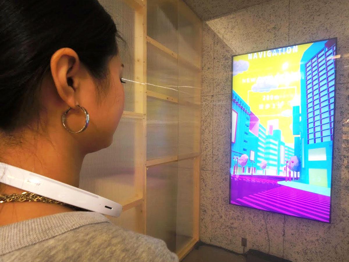 ネックバンド型ウエアラブルのプロトタイプ「N」を着けて体験するバーチャル散歩