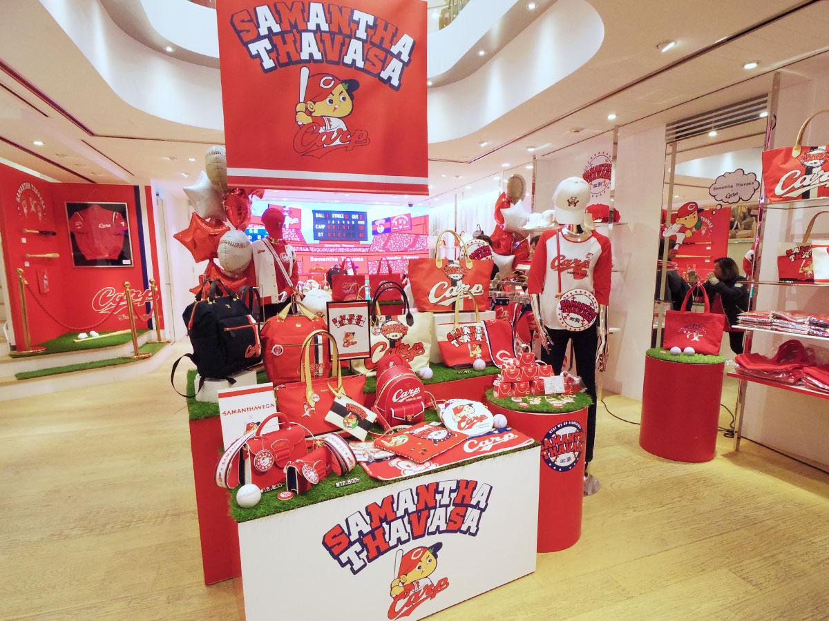 バッグやアパレル商品、アクセサリーなどのコラボレーションアイテムをそろえる店内