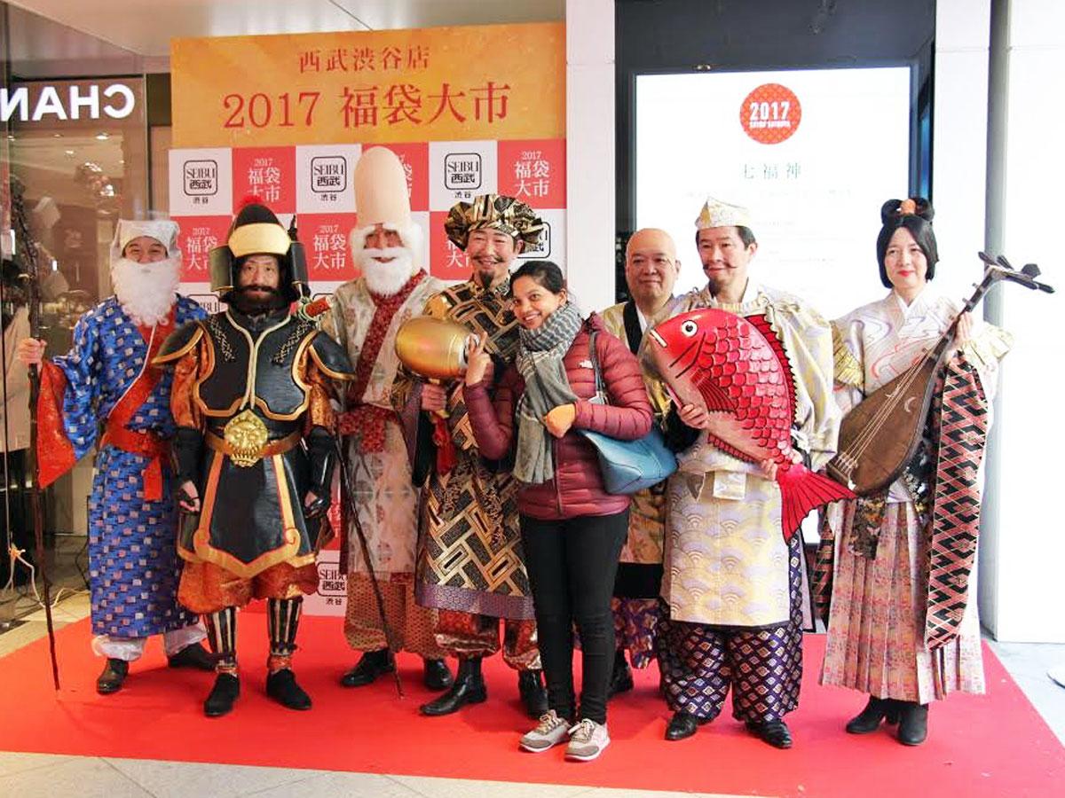 店長らが七福神として来店客を出迎える（写真は今年の年始の様子）