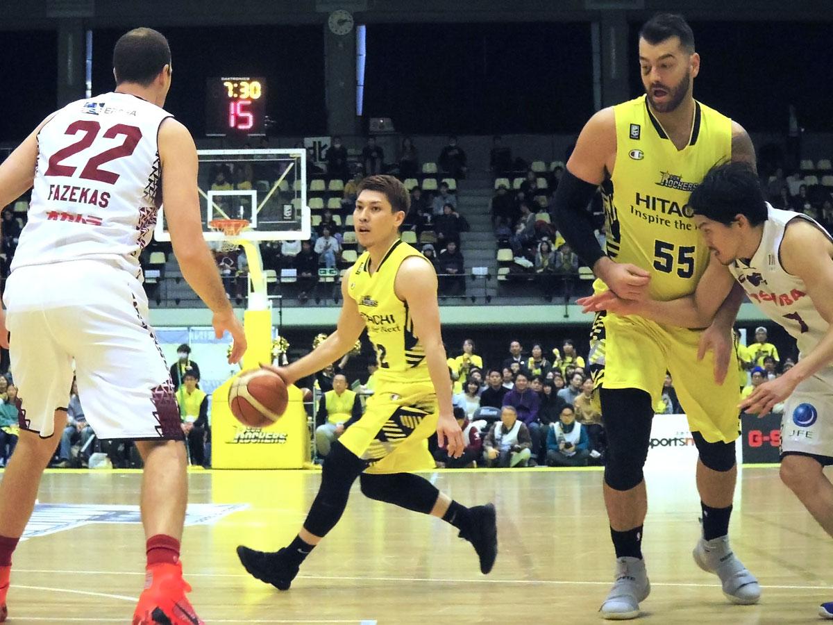 得点やリバウンドなどで貢献した山内盛久選手（中央左）とジョシュ・ハレルソン選手（同右）