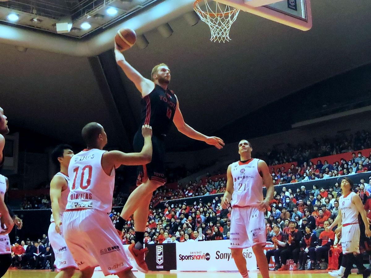 最終クオーターで豪快なダンクを決めたアレックス・カーク選手（写真中央）