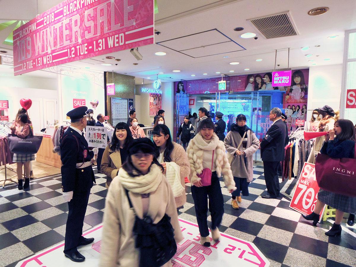 オープンと同時に目当ての売り場に向かう来館客たち