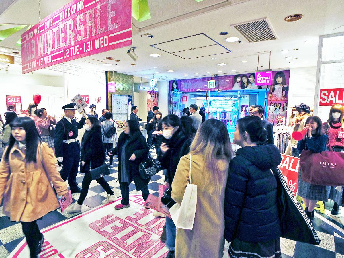 来館者でにぎわった初売り当日の館内