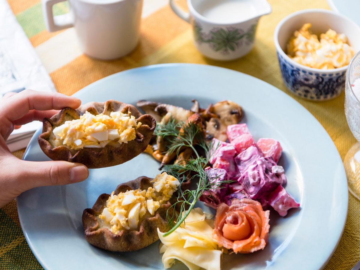 ミルクがゆをライ麦の生地で包んだパイに「ムナボイ」をのせる「カルヤラン・ピーラッカ」を中心としたプレート（1,620円）