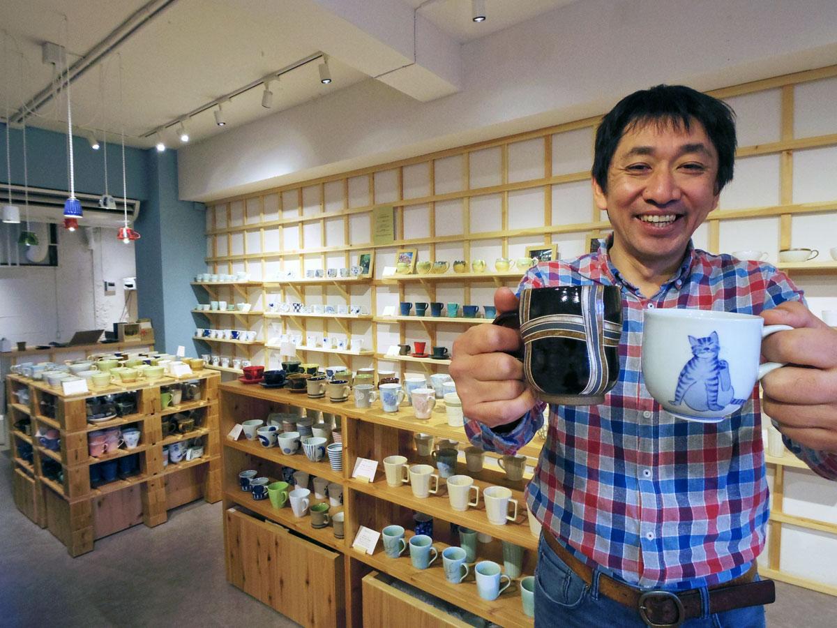 日本の器は「バラエティーに富んでいる」と話すオーナーの塚松圭さん