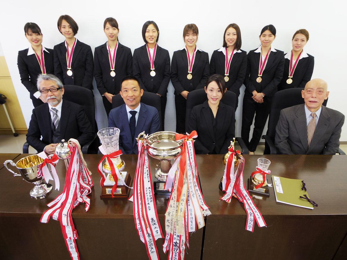 トロフィーなどを持参し長谷部健渋谷区長（前列中央左）を表敬訪問した青山学院大学女子バレーボール部の4年生（後列）たち
